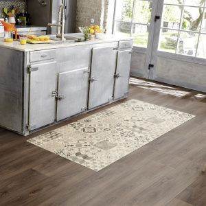 Tapis sur mesure vinyle - Carreaux de ciment - Noir en cuisine sur parquet