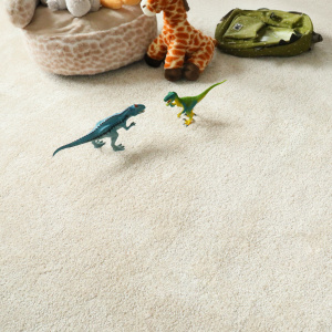 Moquette Lumicolor beige clair dans une chambre d’enfant avec dinosaures jouets posés au sol