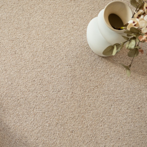Ambiance douce et apaisante avec tapis sur mesure Mallow beige en laine naturelle bouclée