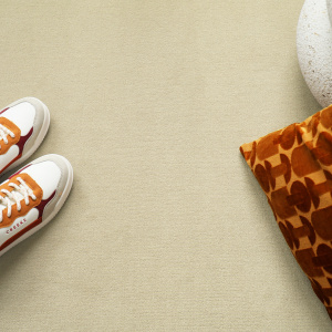 apis sur mesure Sylon crème avec chaussures et accessoires décoratifs