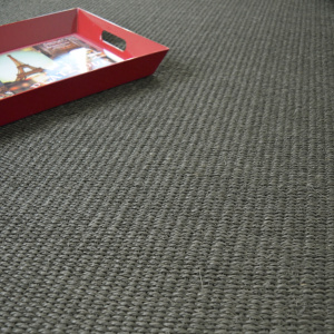 Sol en sisal Quintana Anthracite vu en perspective dans un séjour moderne avec grande ouverture sur la lumière