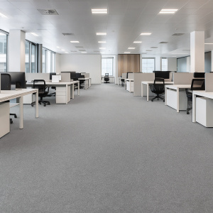 Moquette Orotex Revexpo Gris Clair installée dans un open space pour zone de circulation