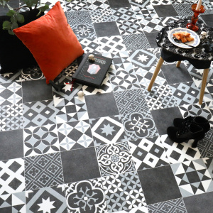 Ambiance détente avec le tapis sur mesure vinyle effet carreaux de ciment noir et blanc Link Plus