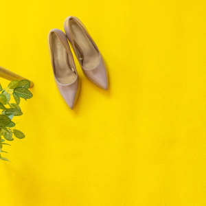 Moquette Stand Event - Jaune avec chaussures à talons et décoration végétale dans une ambiance événementielle