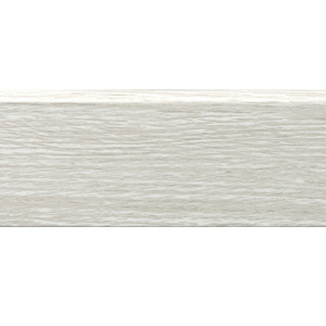 Plinthe bois clair Modèle E affichant une teinte homogène et un veinage discret sur toute la longueur