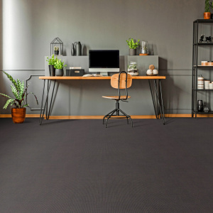 Sisal Yucatan Noir en espace bureau avec sol naturel et finition raffinée