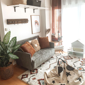 Tapis Azilal multicolore, déco ethnique chaleureuse dans salon lumineux