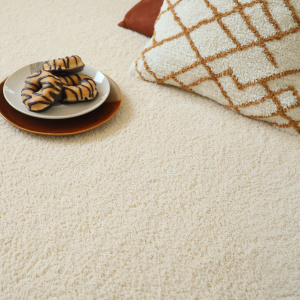 Revêtement Cocoon Beige avec décoration textile sur sol moelleux et chaleureux