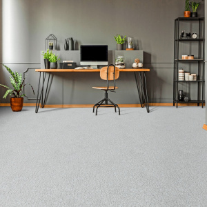 Moquette Re-life Gris argent épaisse en fibres polyester recyclé dans un coin bureau contemporain avec décoration minimaliste