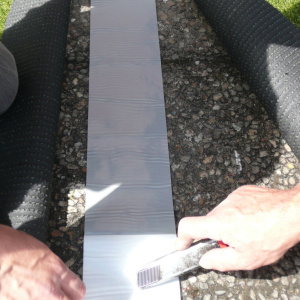 Mise en place de la bande de jonction autocollante pour gazon synthétique