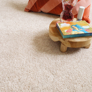 Tapis sur mesure Re-life beige nude en polyester recyclé avec petite table décorative