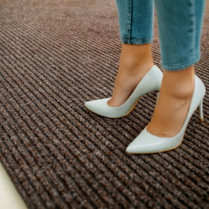 Tapis de propreté marron, surface texturée et ton chaud naturel