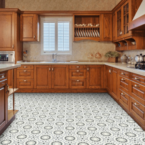 Sol Vinyle Style - Carreaux de ciment motif mosaïque noir dans cuisine traditionnelle en bois