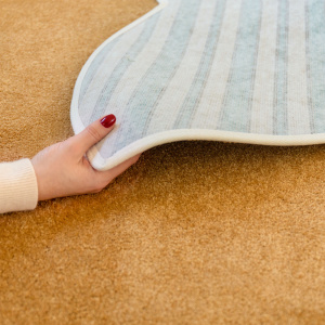 Tapis Miaou - Chat Kawai - Ocre jaune, velours particulièrement doux mis en valeur au toucher