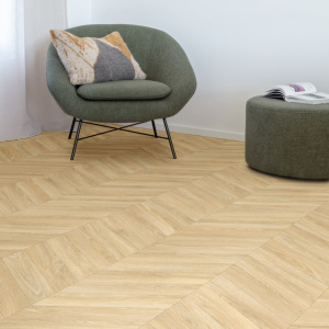 Tapis sur mesure vinyle effet parquet en chevron chêne naturel dans un coin lecture moderne
