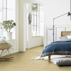 Sol PVC Best effet béton beige dans chambre avec lit et mobilier