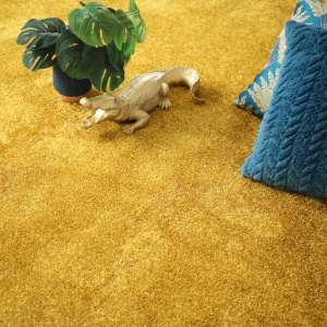 Sol textile velours Feelings Balsan jaune Carat 350 créant une ambiance douce et chaleureuse avec coussin et objet déco