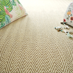 Sisal Maya Chevron Blanchi détail du motif chevron avec fibres naturelles