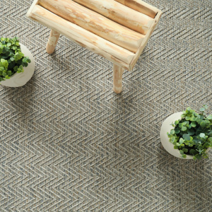 Moquette tissé plat Java Chevron Gris grège avec banc bois et plantes dans une ambiance naturelle