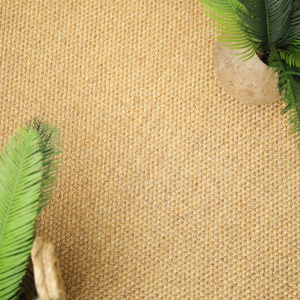 Vue de dessus sur le revêtement de sol en sisal Tulum miel, décoré de feuillage tropical
