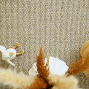 Moquette sisal haut de gamme Terralys Chanvre usage intensif avec décoration naturelle et laine jaune