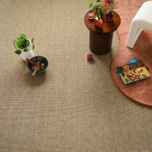 Moquette tissé plat Yoga Beige naturel avec objets déco et tapis dans une ambiance intérieure naturelle