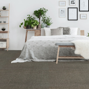 Sol en sisal Bahia grège dans une chambre cocooning, alliance de confort naturel et déco contemporaine