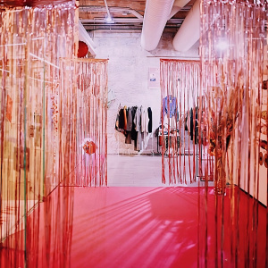 Moquette filmée Stand Event Rose Fushia posée dans un magasin éphémère
