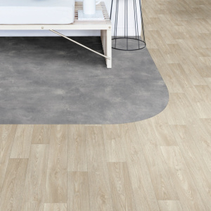 Sol vinyle Batimax Stockholm T37 aspect parquet bois clair dans un intérieur lumineux avec tapis gris arrondi et mobilier blanc