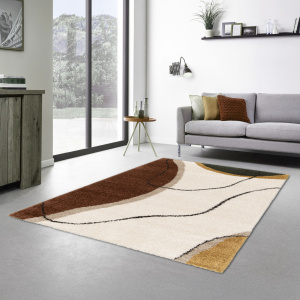 Ambiance chaleureuse avec le tapis style berbère Courbes du Désert marron et ocre dans un salon moderne