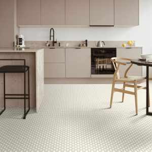 Sol vinyle Prestige Batitec - Magali T34 à motifs géométriques beige et blanc dans une cuisine contemporaine avec mobilier clair et bois