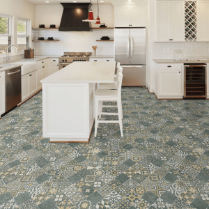 Revêtement PVC Textile Relief 3D carreaux de ciment floral – Bleu foncé et ocre dans une grande cuisine lumineuse