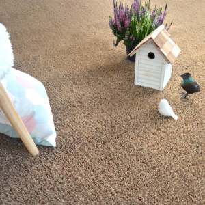 Gazon artificiel beige Arty 20mm en ambiance cocooning et festive