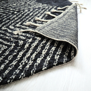 Tapis style Berbère avec franges - Arrow noir - envers