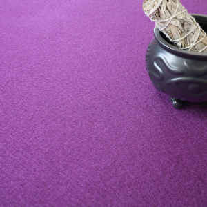 Gros plan sur la moquette filmée Stand Event Aubergine