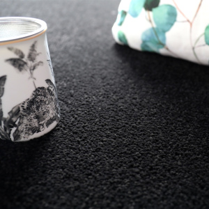 Moquette Manège Noir avec tasse et sac avec gros plan sur la matière