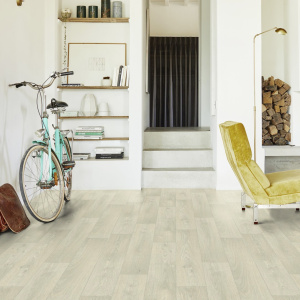 Sol PVC Best - Imitation parquet Bois Blanchi dans un séjour lumineux et convivial