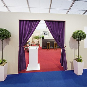 Coton gratté ignifugé couleur bleu violet installé en rideau pour espace d’exposition