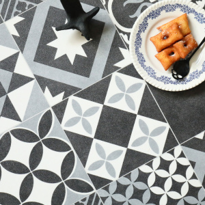 Sol vinyle Link Plus carreaux de ciment noir et blanc, style rétro chic en finition brillante