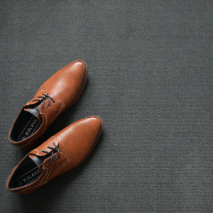 Chaussures et accessoires posés sur la surface velours du tapis sur mesure Sylon Gris foncé