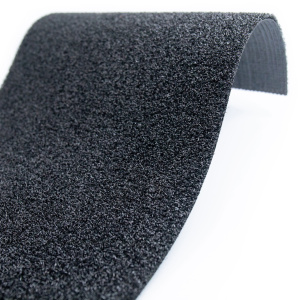 Gazon pour revêtement événementiel noir 8 mm - gazon synthétique GRS classé feu