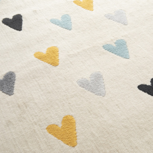Tapis chambre d'enfant - Petits Cœurs - Beige et motifs colorés - gros plan