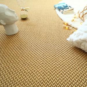 Moquette végétale Slow doré en fibre de sisal naturel dans une scène déco cosy