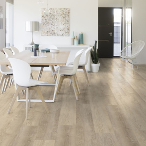 Lame vinyle clipsable - Gerflor R55 Lock+ Acoustic - Woody blond dans une salle à manger lumineuse avec mobilier blanc