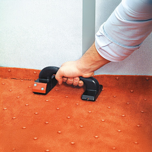 Découpe de sol textile ou plastique mince avec araseur ergonomique Romus pour une finition nette