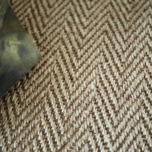 Sisal Maya Chevron Beige détail du motif chevron avec texture naturelle