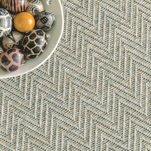 Revêtement de sol tissé plat Java Chevron gris grège avec motif chevron et mise en scène déco