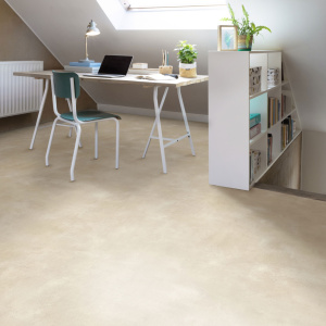 Sol vinyle Batimax Styx T35 aspect béton beige clair dans un bureau lumineux sous les combles, avec mobilier blanc et bois