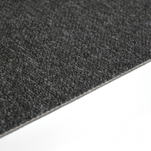 Zoom sur l’épaisseur et la finition de la dalle moquette 50 x 50 cm