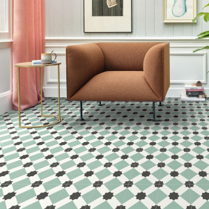 Ambiance chic avec sol vinyle motif géométrique vert d’eau et fauteuil contemporain